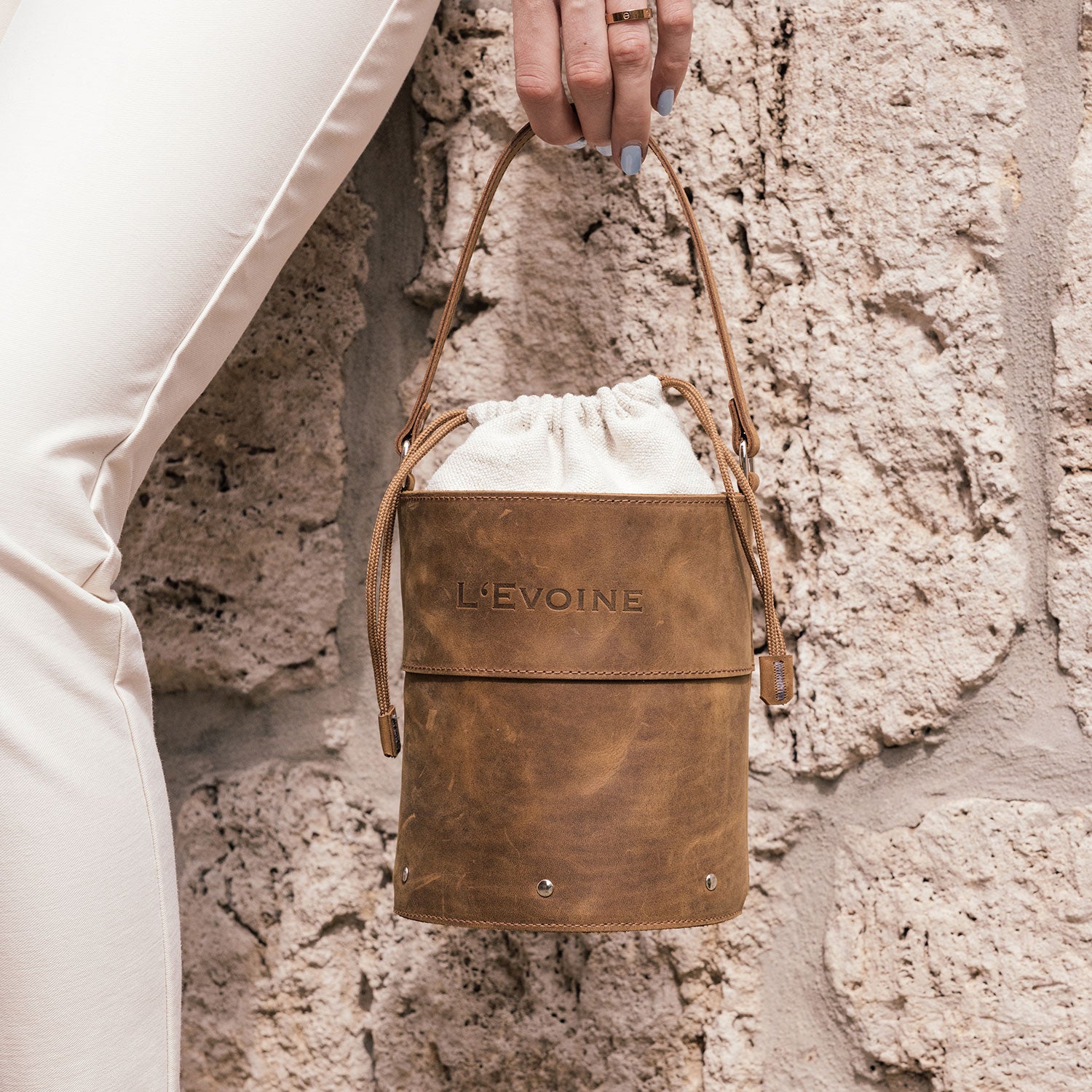 L'Evoine La Baquette Bucket bag cognac